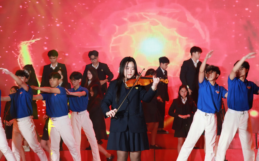 Các tiết mục được dàn dựng công phu với sắc màu đa dạng, chất lượng nghệ thuật cao. Các tiết mục được dàn dựng công phu với sắc màu đa dạng, chất lượng nghệ thuật cao.