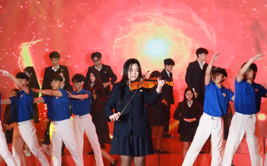 Các tiết mục được dàn dựng công phu với sắc màu đa dạng, chất lượng nghệ thuật cao.