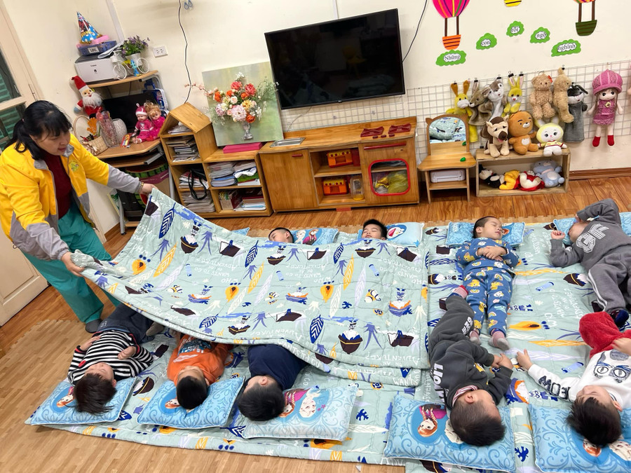 Cô giáo chăm sóc giờ ngủ trưa cho trẻ. Cô giáo chăm sóc giờ ngủ trưa cho trẻ.