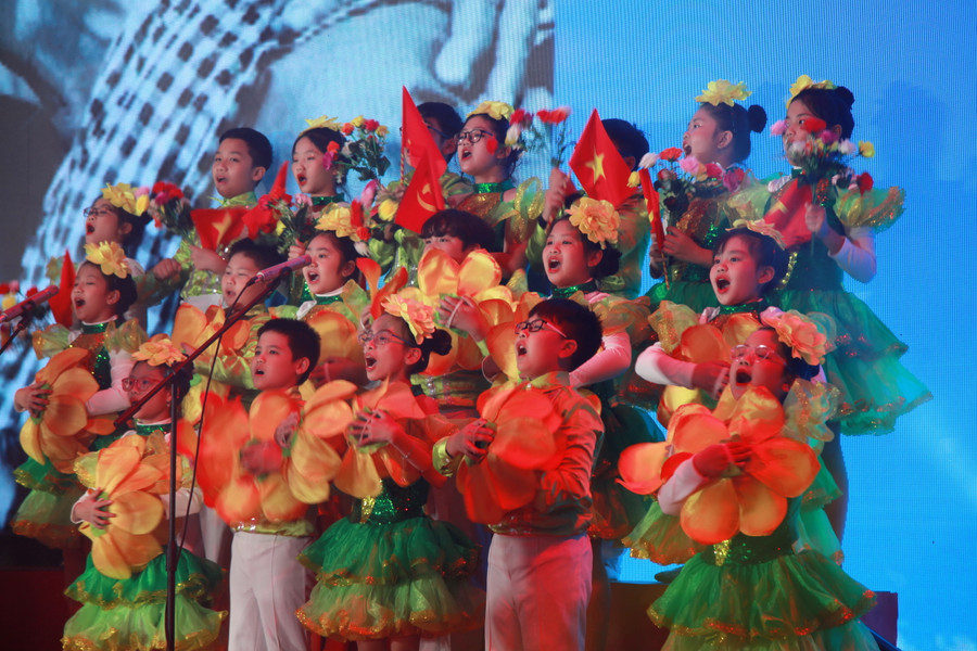 Học sinh hào hứng tham gia đêm công diễn. Học sinh hào hứng tham gia đêm công diễn.