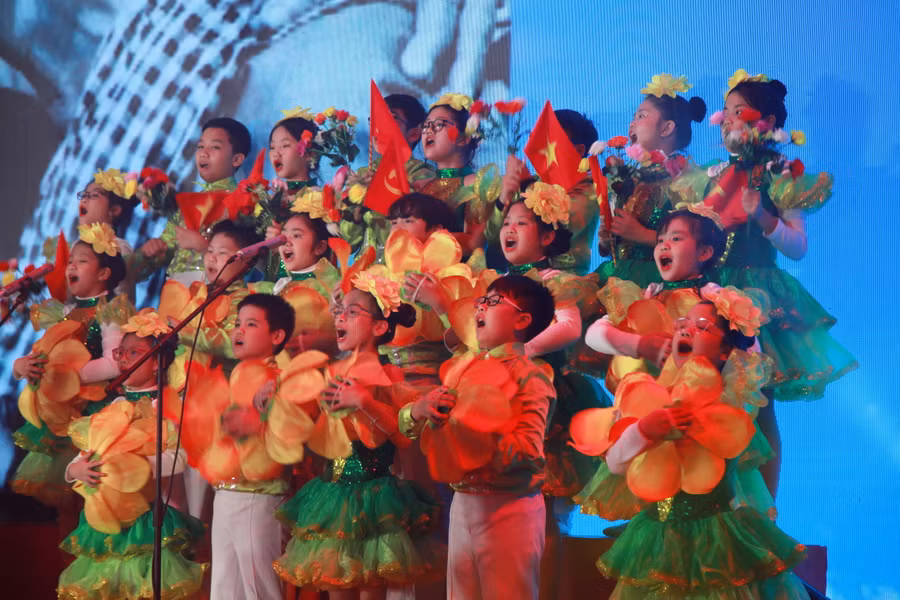 Học sinh hào hứng tham gia đêm công diễn.