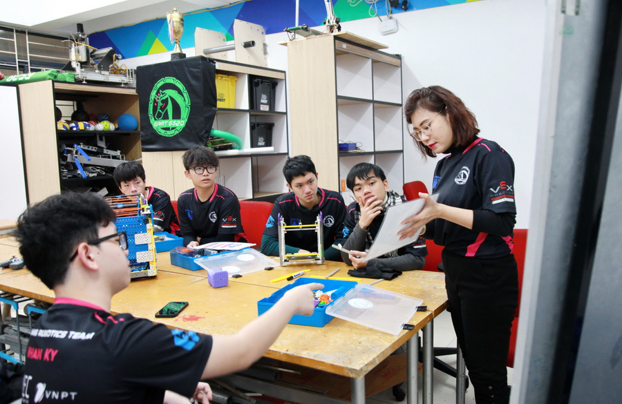 Cô trò trao đổi về thiết kế, lắp ráp, hoàn thiện hồ sơ kỹ thuật, tập luyện kỹ năng, chiến thuật thi đấu.