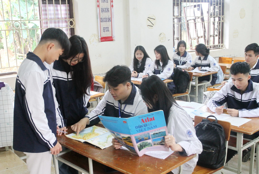 Tiến và các bạn thảo luận trong giờ học. Tiến và các bạn thảo luận trong giờ học.