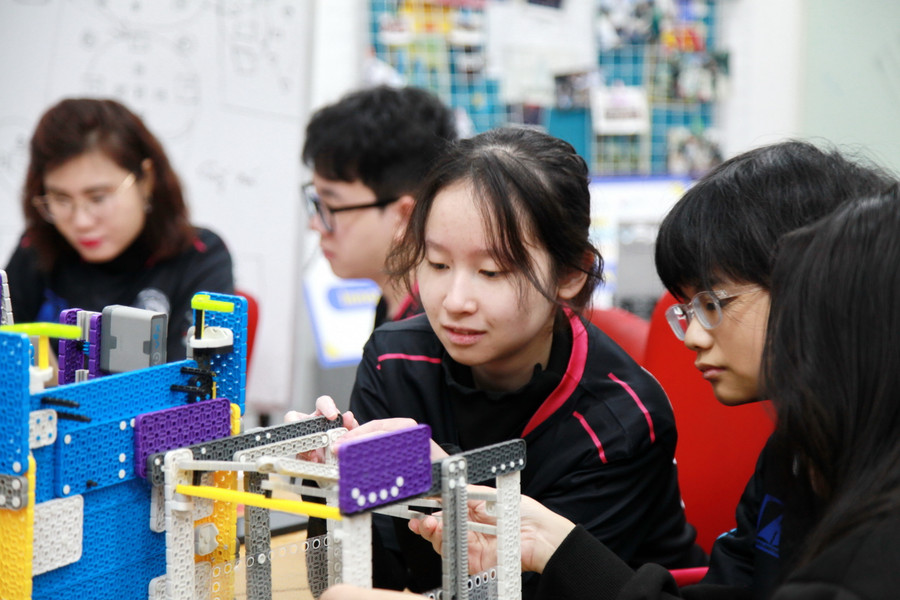 Học sinh hào hứng trao đổi.