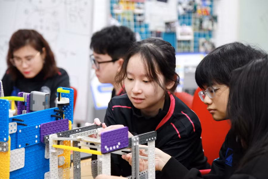 Học sinh hào hứng trao đổi.