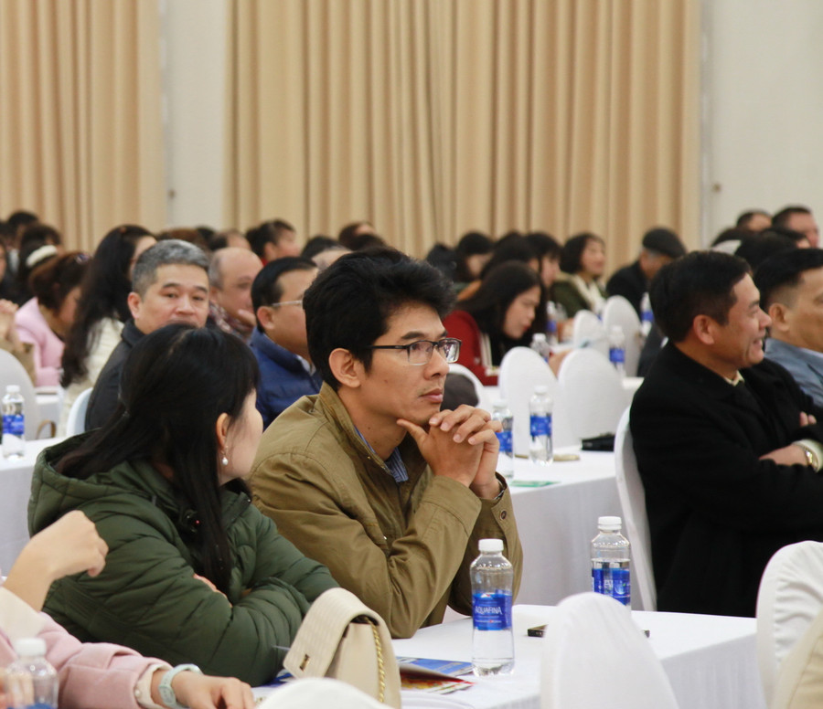 Các đại biểu dự hội nghị.