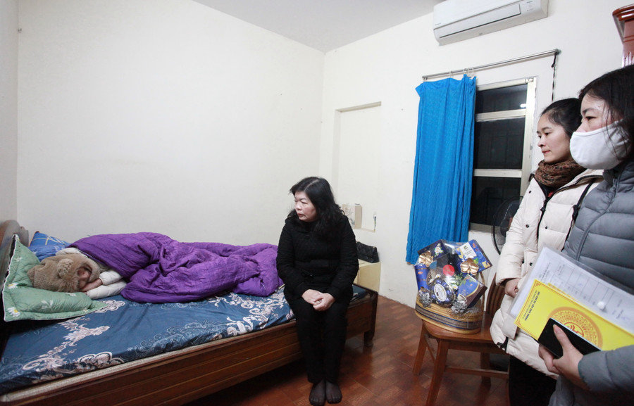 Phòng GD&amp;ĐT quận Hoàng Mai thăm hỏi cô Nguyễn Thị Hường, nhân viên nuôi dưỡng Trường mầm non Hoa Mai.