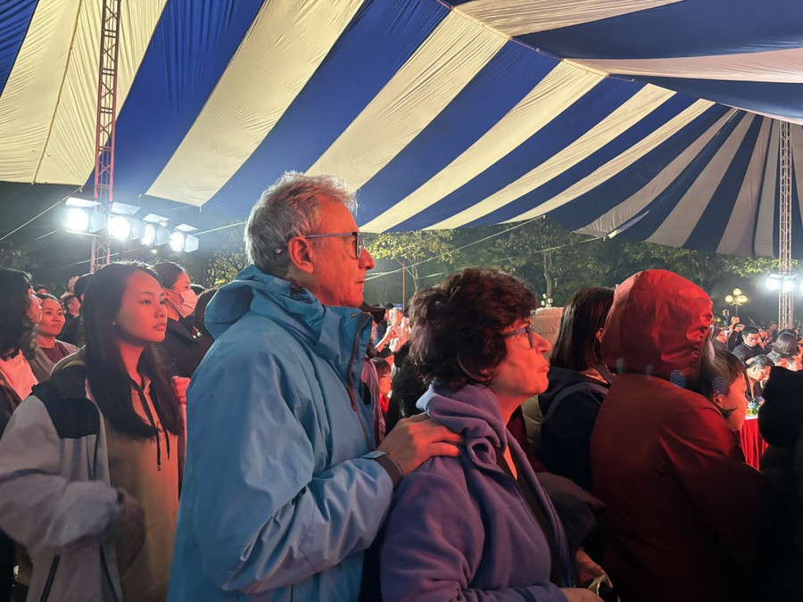 Du khách quốc tế đón xem chương trình. Du khách quốc tế đón xem chương trình.