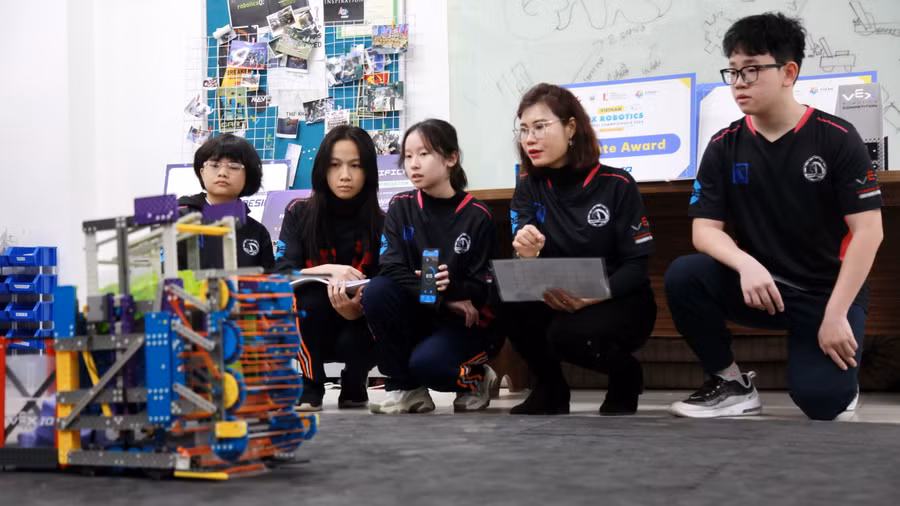 Cô trò thảo luận về cách thức vận hành của robot.