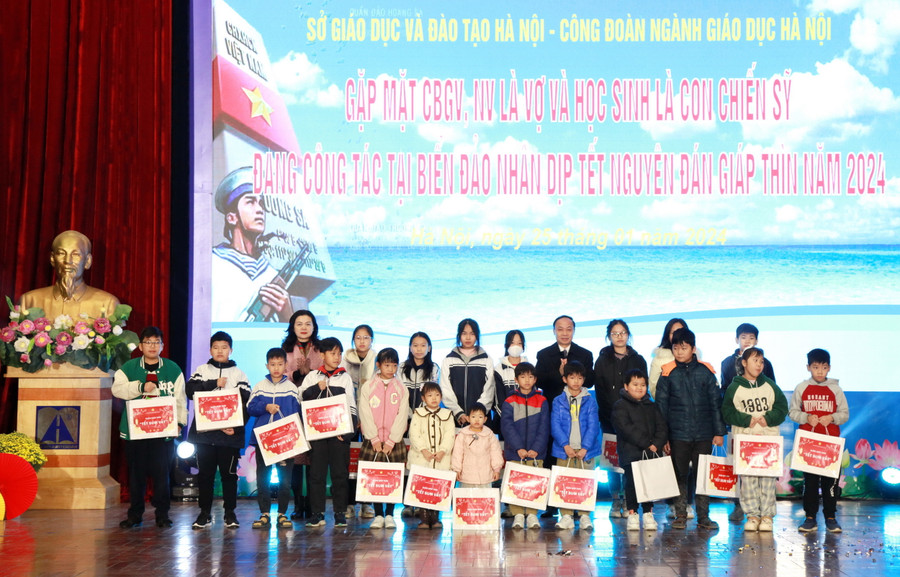 Phó Giám đốc Sở GD&amp;ĐT Hà Nội Nguyễn Quang Tuấn và Phó Giám đốc Sở GD&amp;ĐT Hà Nội Trần Lưu Hoa tặng quà cho các học sinh là con chiến sĩ.