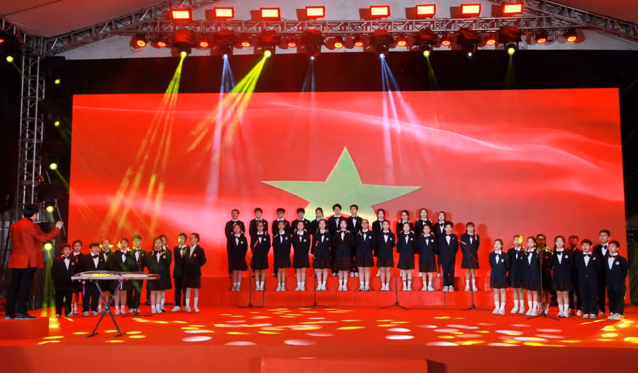 Tiết mục công diễn của học sinh quận Hoàn Kiếm.