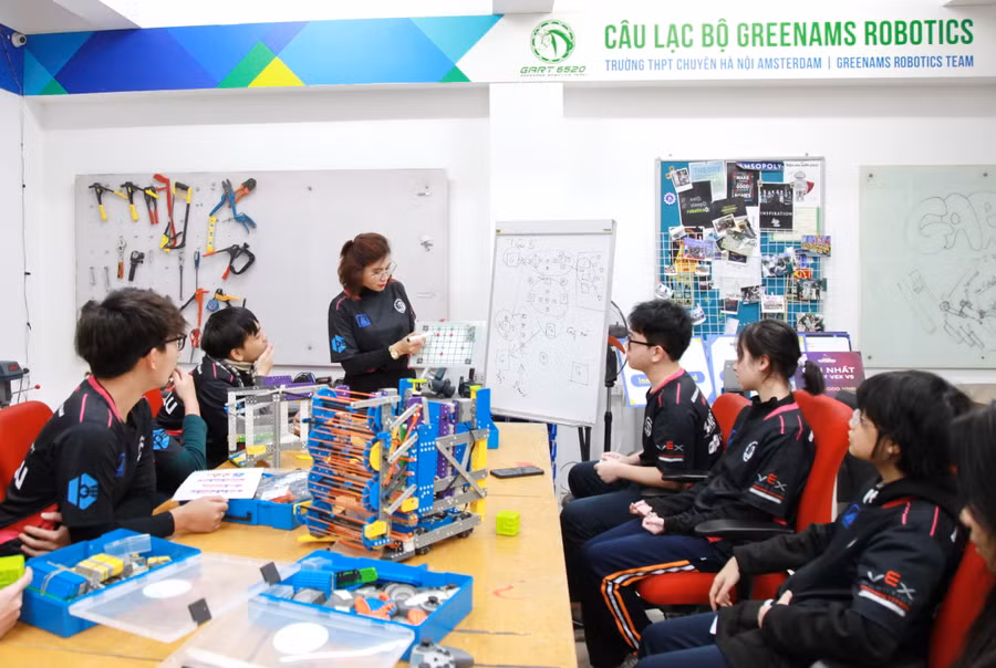 Cô trò miệt mài luyện tập chuẩn bị cho giải đấu quốc tế.