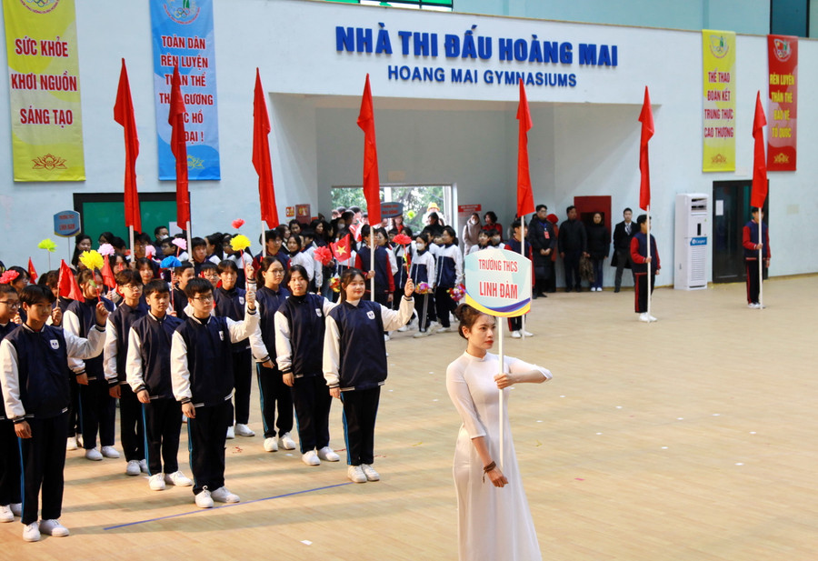 Học sinh các trường diễu hành qua lễ đài