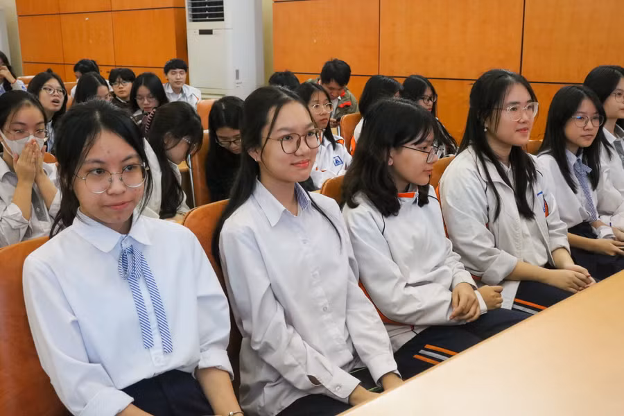 Học sinh khối THCS của Trường THPT chuyên Hà Nội - Amsterdam tham dự kỳ thi học sinh giỏi cấp thành phố.