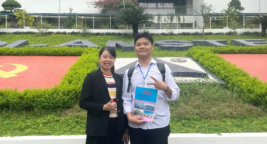 Tiến và cô giáo trong thời gian ôn luyện đội tuyển tại Trường THPT chuyên Hà Nội - Amsterdam. Tiến và cô giáo trong thời gian ôn luyện đội tuyển tại Trường THPT chuyên Hà Nội - Amsterdam.
