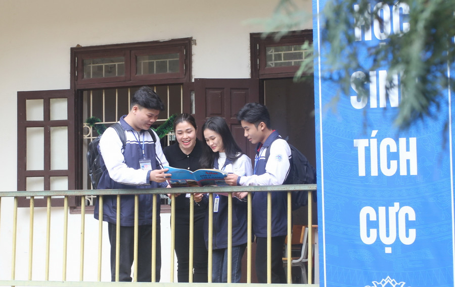 Em Đỗ Chí Tiến (ngoài cùng bên trái) lần đầu mang giải quốc gia về Trường THPT Minh Quang. Em Đỗ Chí Tiến (ngoài cùng bên trái) lần đầu mang giải quốc gia về Trường THPT Minh Quang.