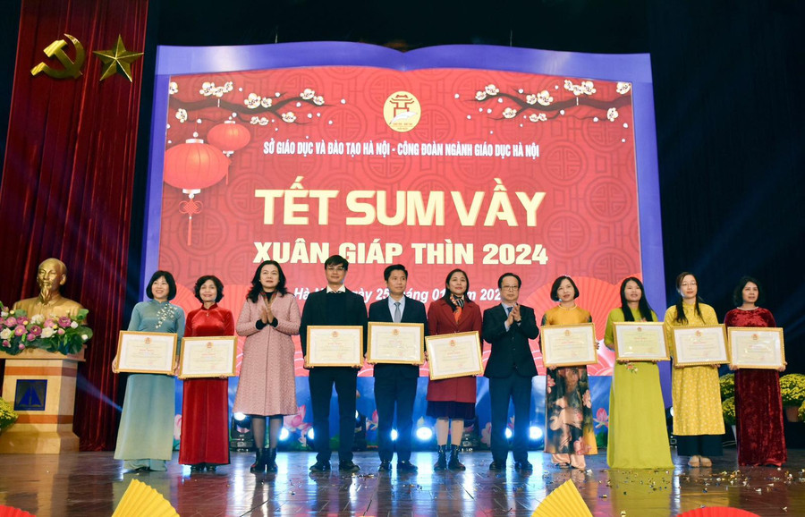 Giám đốc Sở GD&ĐT Hà Nội Trần Thế Cương và Phó Giám đốc Sở GD&ĐT Hà Nội Trần Lưu Hoa trao giấy khen cho các tập thể, cá nhân có thành tích xuất sắc trong thực hiện Chương trình “1 triệu sáng kiến - nỗ lực, vượt khó, sáng tạo, quyết tâm chiến thắng đại dịch Covid-19” Giám đốc Sở GD&ĐT Hà Nội Trần Thế Cương và Phó Giám đốc Sở GD&ĐT Hà Nội Trần Lưu Hoa trao giấy khen cho các tập thể, cá nhân có thành tích xuất sắc trong thực hiện Chương trình “1 triệu sáng kiến - nỗ lực, vượt khó, sáng tạo, quyết tâm chiến thắng đại dịch Covid-19”
