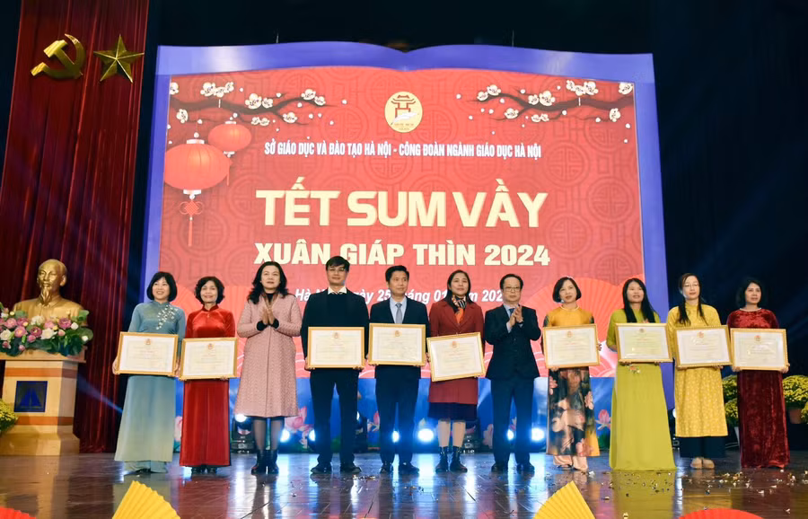 Giám đốc Sở GD&amp;ĐT Hà Nội Trần Thế Cương và Phó Giám đốc Sở GD&amp;ĐT Hà Nội Trần Lưu Hoa trao giấy khen cho các tập thể, cá nhân có thành tích xuất sắc trong thực hiện Chương trình “1 triệu sáng kiến - nỗ lực, vượt khó, sáng tạo, quyết tâm chiến thắng đại dịch Covid-19”