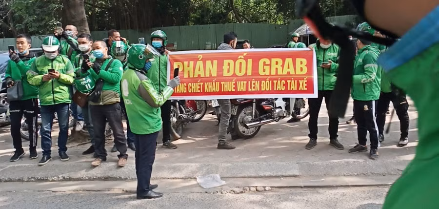 Lái xe Grad (Ảnh IT).