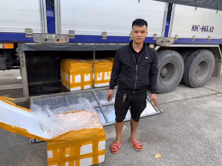 Lái xe Chu Minh Cảnh và thùng chứa gân động vật bốc mùi hôi thối.