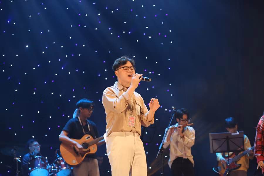 Thành viên Đội văn ca biểu diễn văn nghệ trong quyên góp ủng hộ miền Trung.