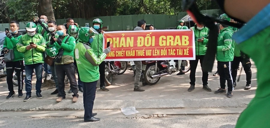 Lái xe Grad (Ảnh IT).