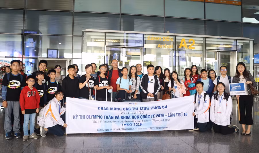 Các tình nguyện viên đón đoàn tại sân bay