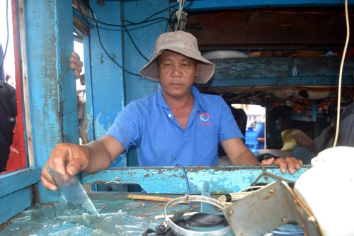 Tàu cá QNg 96416 TS khi về đảo Lý Sơn chỉ còn là cái xác