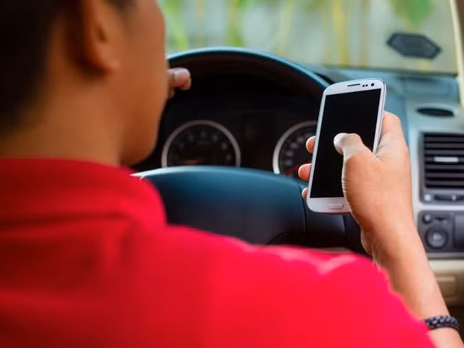 Cần cấm dùng điện thoại khi lái xe ô tô