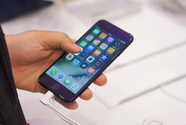 Giá iPhone 7 lao dốc vì ế ẩm