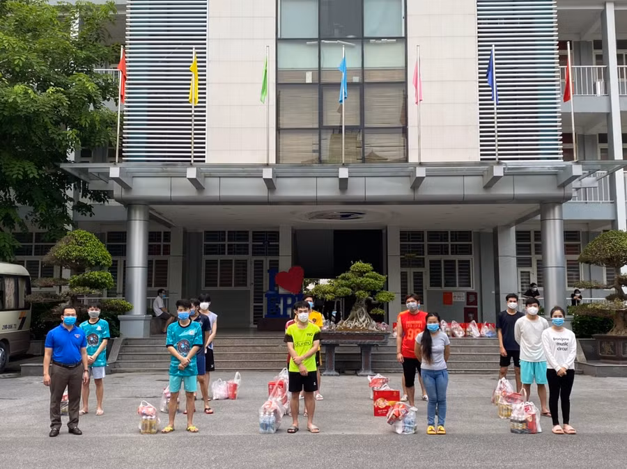 Đại diện Ban thường vụ Đoàn Trường Đại học Điện lực trao tặng các suất quà cho sinh viên.