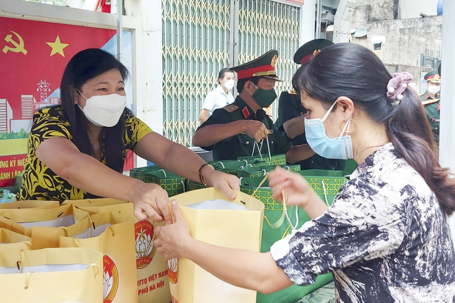 Chủ tịch Ủy ban MTTQ Việt Nam TP Hà Nội Nguyễn Lan Hương trao quà cho người dân và người lao động có hoàn cảnh khó khăn.