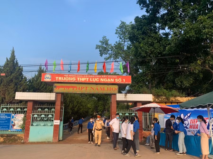 Các thí sinh tại điểm thi Trường THPT Lục Ngạn số 1.