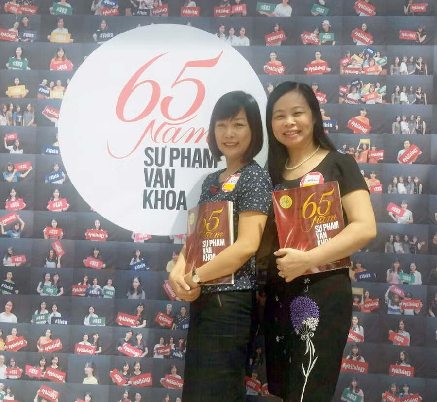 Nhà giáo Trần Thúy Hoàn (bên phải) - Ảnh: TL