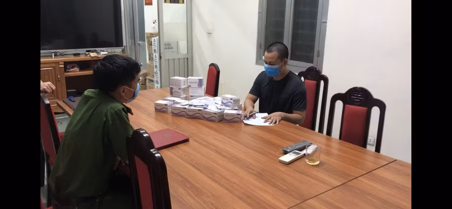 Chủ cơ sở là N.K.H (áo đen) tại cơ quan công an.