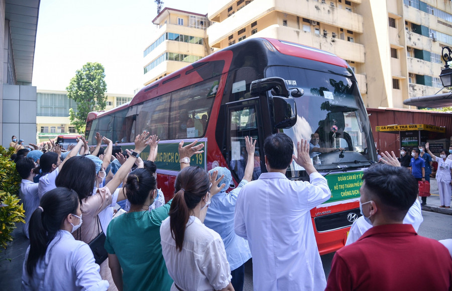 Cán bộ, y bác sỹ lên đường làm nhiệm vụ tại TP Hồ Chí Minh.