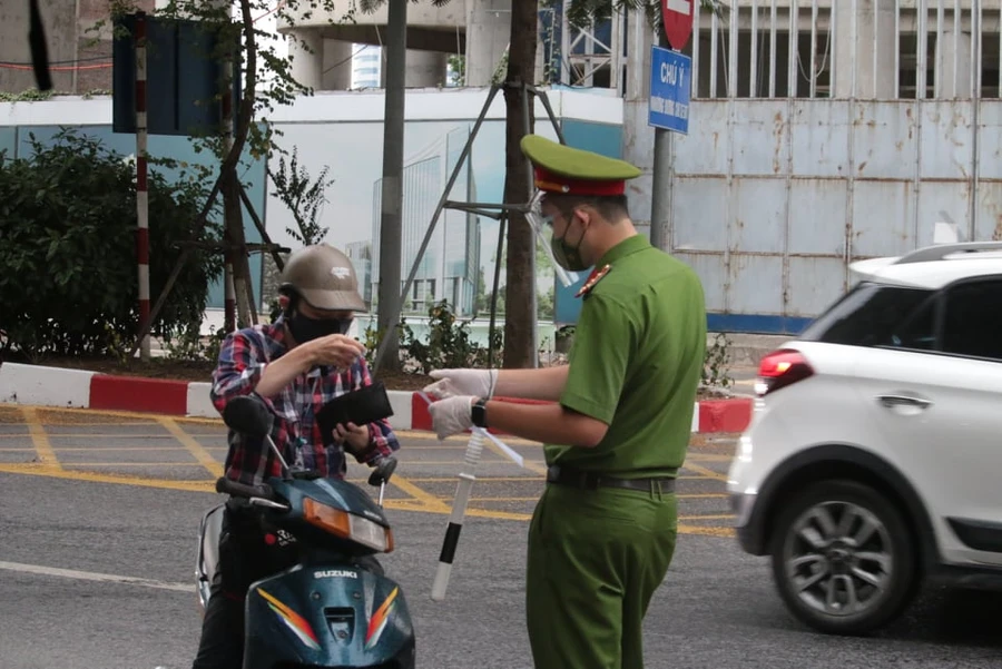 Lực lượng chức năng làm nhiệm vụ kiểm tra Giấy đi đường của người dân.