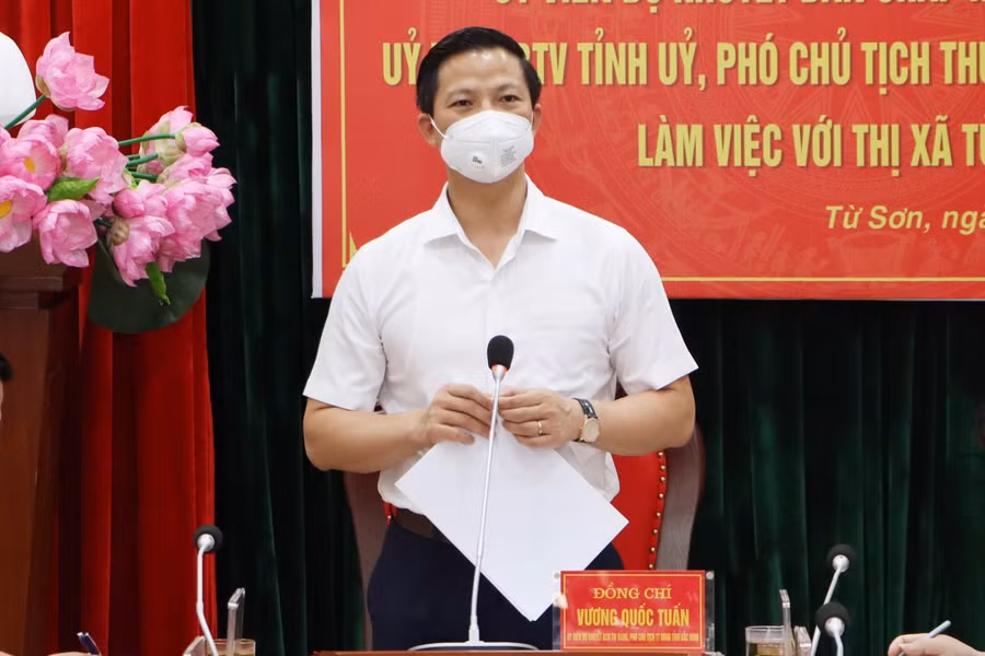 Phó Chủ tịch Thường trực UBND tỉnh Bắc Ninh Vương Quốc Tuấn phát biểu tại buổi làm việc.