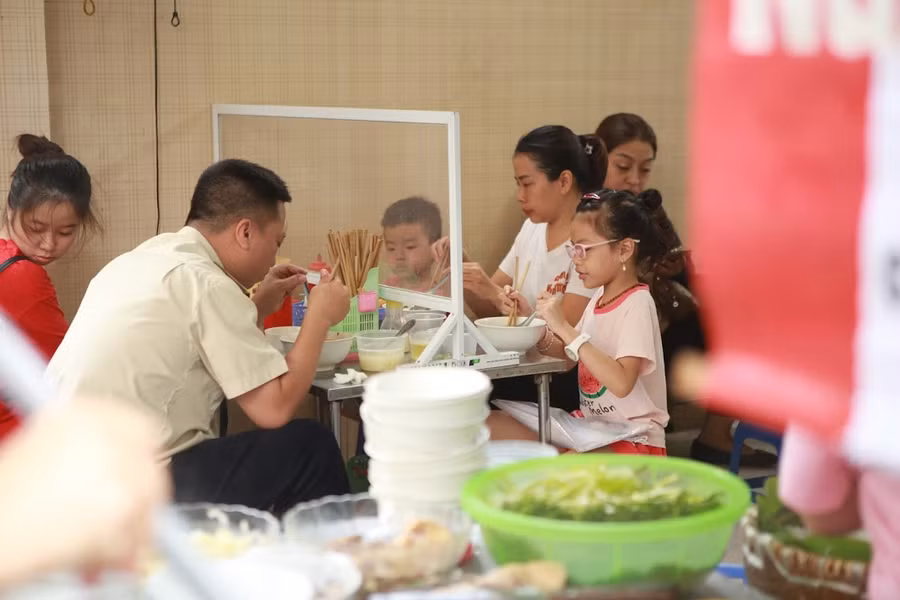 Quán bán hàng ăn sáng hoạt động trở lại nhưng phải lắp đặt tấm kính chắn tại các bàn, không quá 10 người trong cùng một thời điểm.