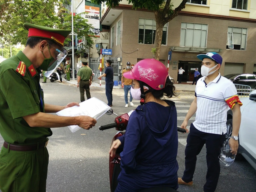 Tổ công tác kiểm tra Giấy đi đường của người tham gia giao thông.