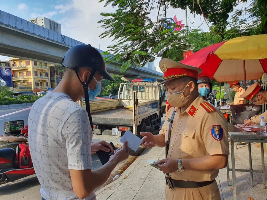 Lực lượng tổ công tác làm nhiệm vụ tại các tuyến phố nội thành.