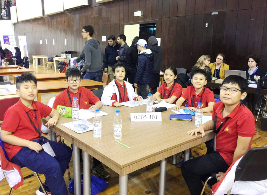 Các học sinh Việt Nam Các học sinh Việt Nam