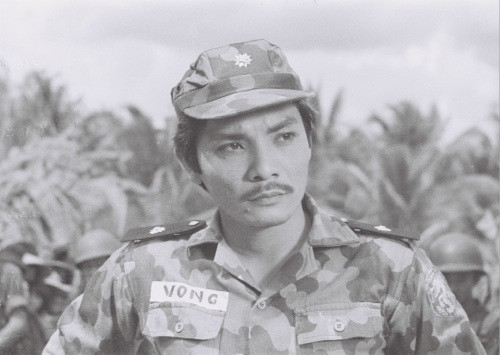 Diễn viên Thương Tín trong vai thiếu tá Vọng của phim Ván bài lật ngửa.