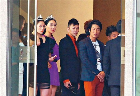 Dàn Hoa hậu được dẫn đi tiếp khách cuối tháng 10/2012.