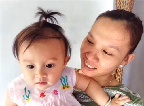 Diễn viên Thương Tín: Vì mình, tôi không nhận giúp đỡ của khán giả ảnh 5 Diễn viên Thương Tín cùng vợ trẻ và con gái.