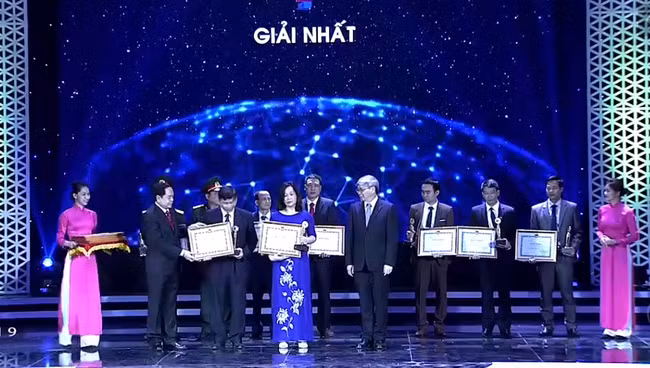 Chủ tịch UBTƯ MTTQ Việt Nam Trần Thanh Mẫn trao Giải Nhất cho các tác giả đoạt giải.