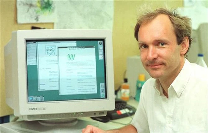 Tim Berners-Lee bên cạnh chiếc máy tính NeXT được ông dùng để tạo ra World Wide Web năm 1991