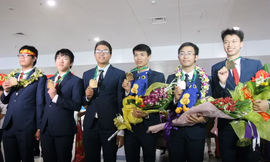 Các chàng trai vàng của đội tuyển Olympic Toán Việt Nam trở về từ Brazil