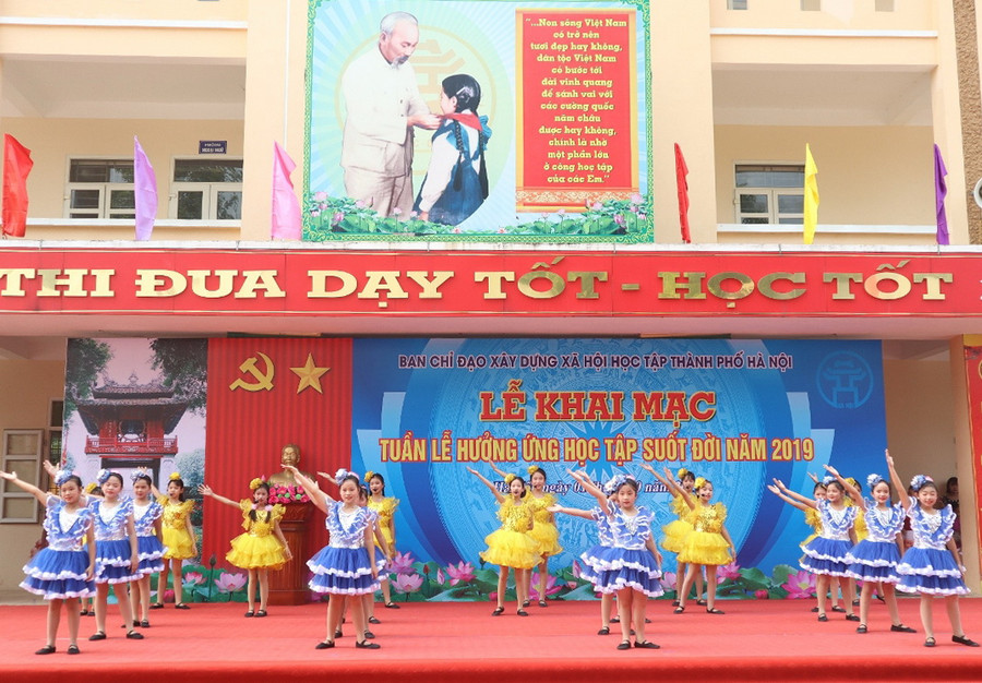 Tiết mục văn nghệ chào mừng trong lễ khai mạc.