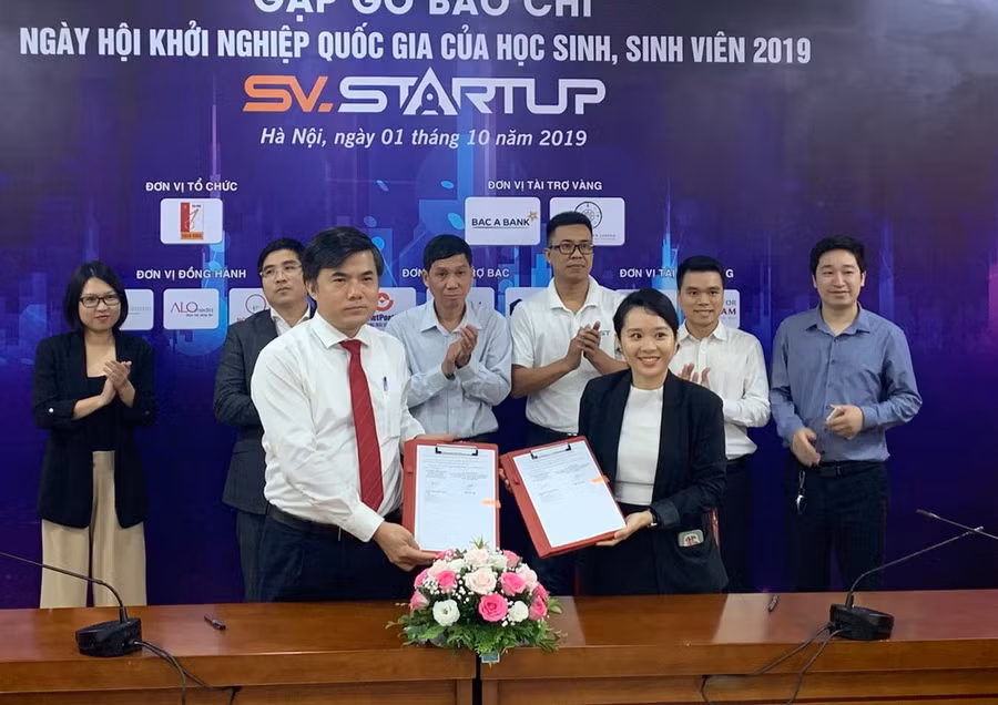 Cá đơn vị kí thỏa thuận tài trợ cho cuộc thi.